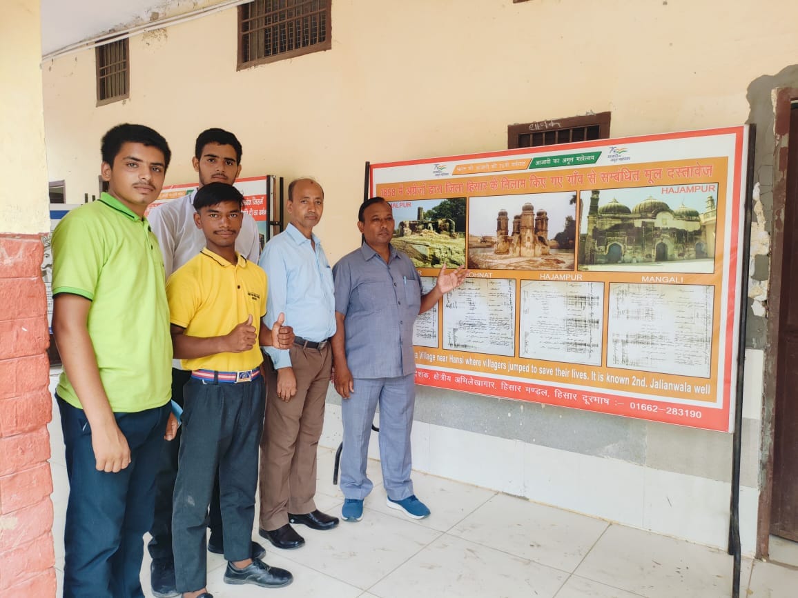 Students learned about Hisar's contribution in the freedom struggle from historical documents and photographs.