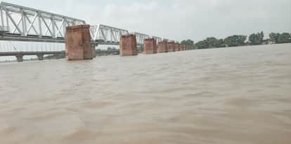 Rising water level of the Ganga in Kanpur Lakhs of cusecs of water discharged from the barrage