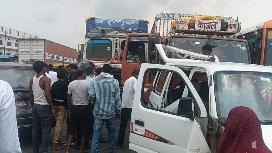 Seven vehicles collided with a high speed truck, 10 injured