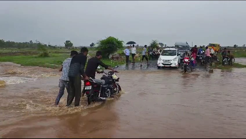 Damoh News Rivers swollen due to rain, connectivity with many villages lost
