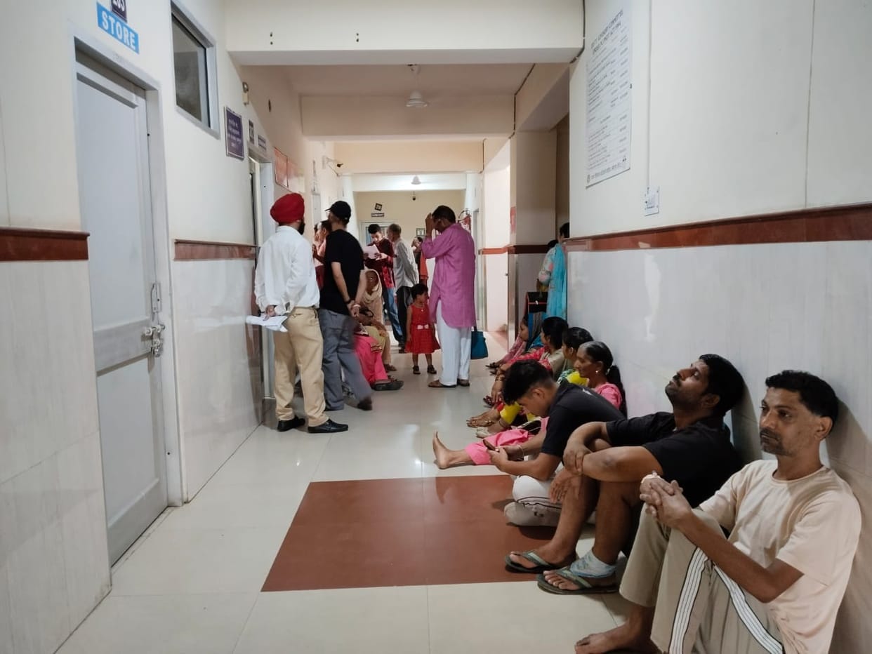 Hopes on the throne in Nadaun Hospital, patients on the floor
