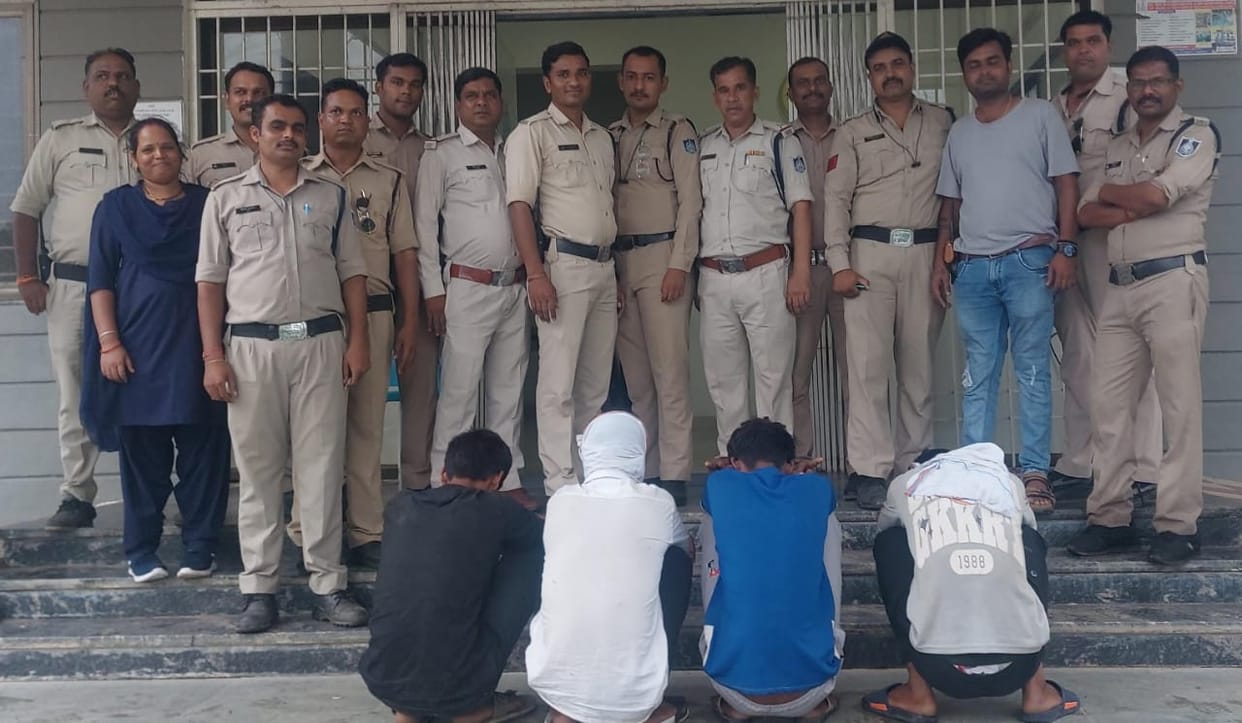 Grain grains that fell on the ground, police chased them and reached the thieves four accused arrested
