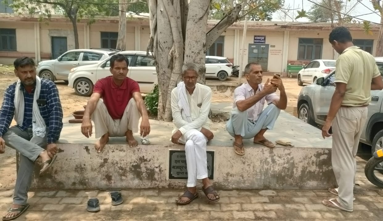 An elderly carpenter died due to an unknown vehicle