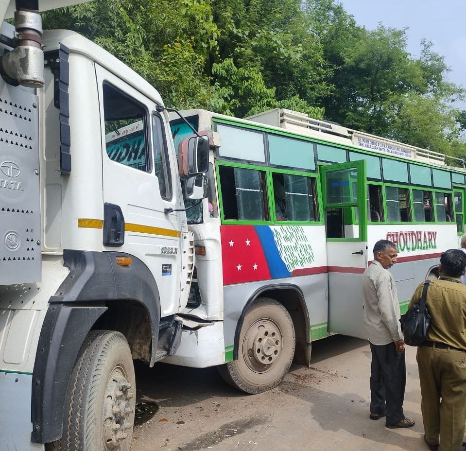 Bus-Truck near Patta Mahlog

Collision, eight injured