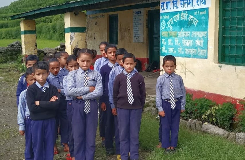 Children with the help of Shikshamitra, he too is ill