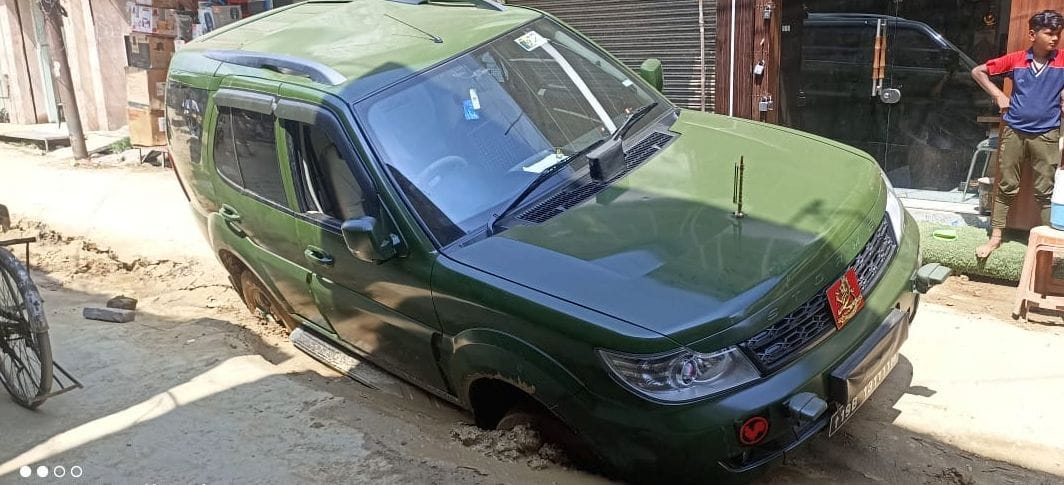 Army officer's car stuck in sunken road in Bahadurganj... rescued with great effort