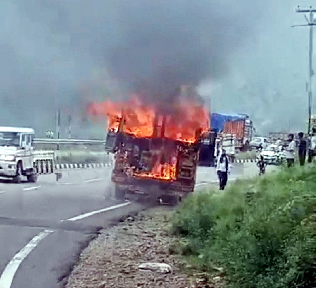 Truck carrying cement caught fire, speed of vehicles stopped on four lane