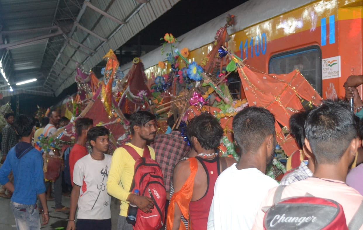 Passengers upset due to late arrival of train going to Haridwar and Rishikesh