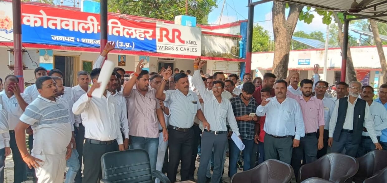 Lawyers surrounded the police station in protest against the FIR