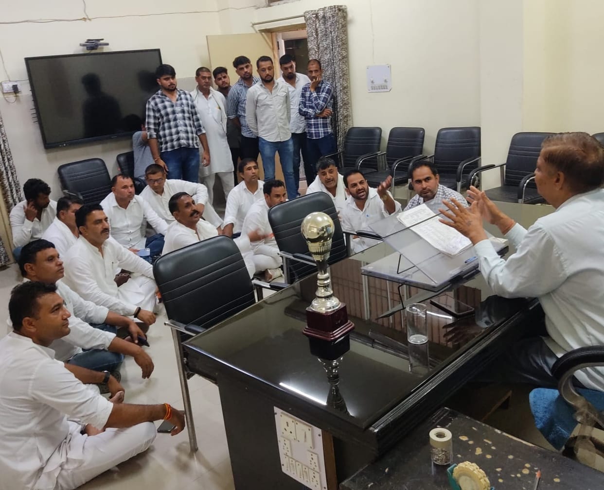 Sarpanches staged a protest in the BDPO office and accused the officers of being arbitrary.