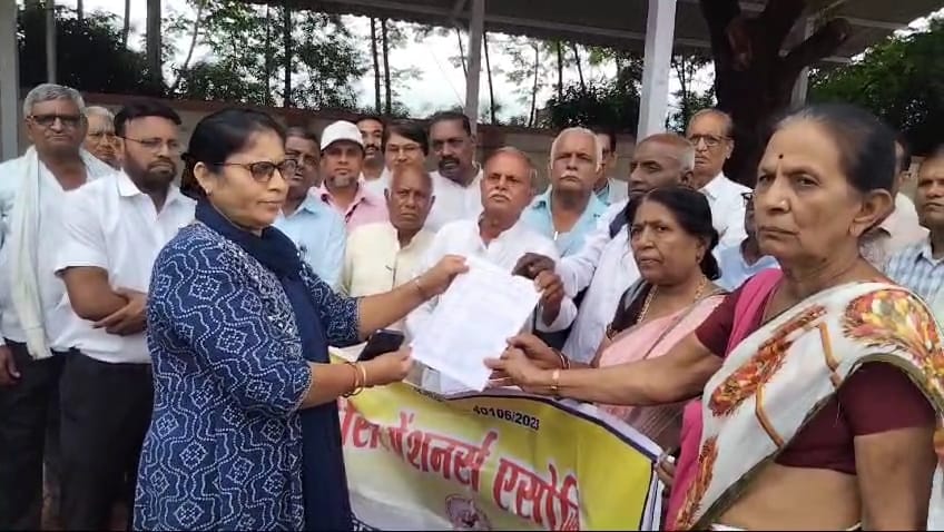 Khargone: Pensioners protested demanding the removal of Section 49, demanded 50% dearness allowance