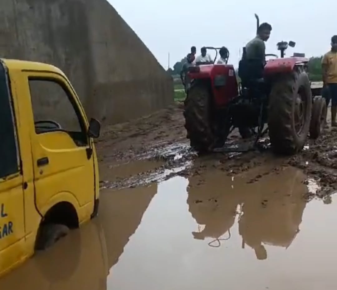 School van stuck in underpass of Ganga Expressway