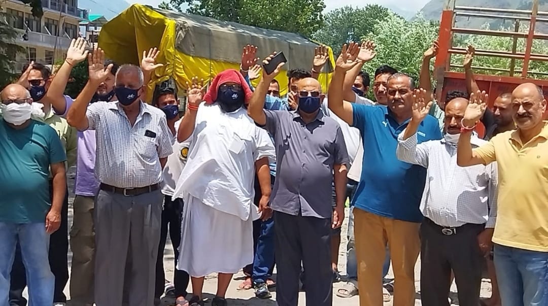 Demonstration of people in Bhuntar against dumping garbage in the park