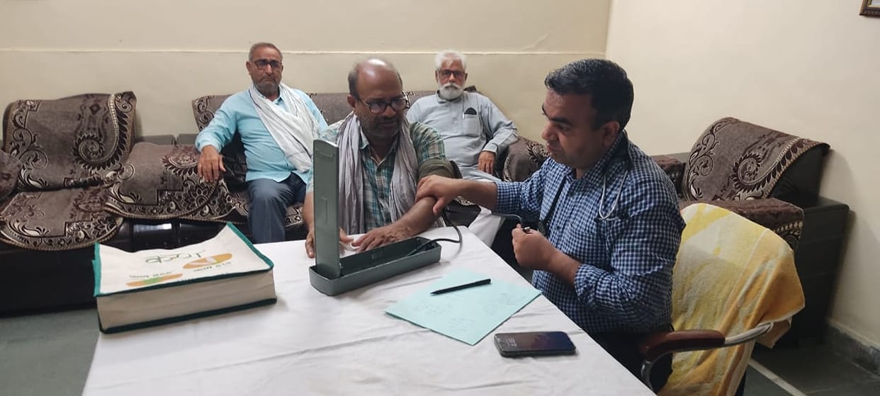 Examined patients in health camp