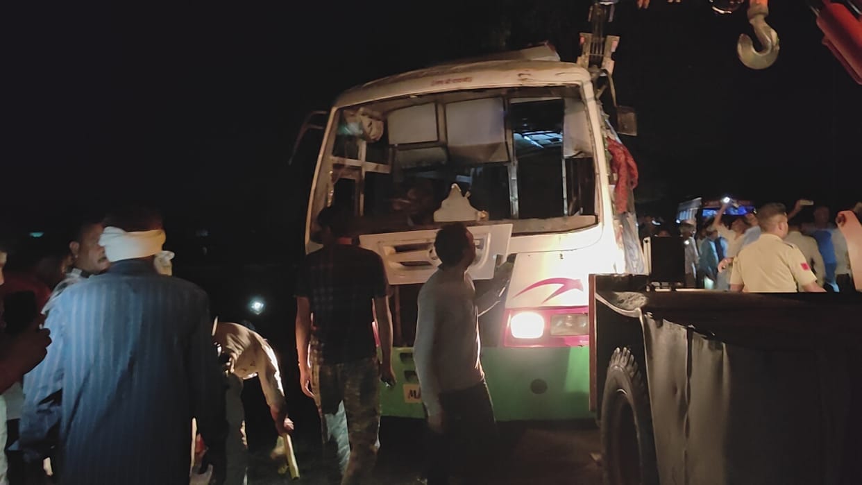Khandwa: A monk died in a tragic bus accident, 39 people including women and children were injured