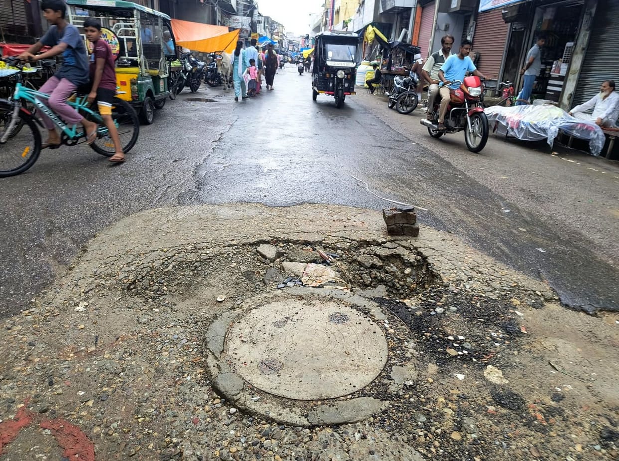 Roads deteriorated during rains, vehicles stuck, pulled out by pushing