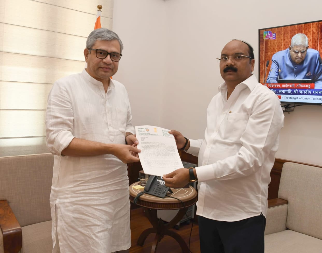 MP meets Railway Minister, claims approval for Mailani-Farrukhabad railway line