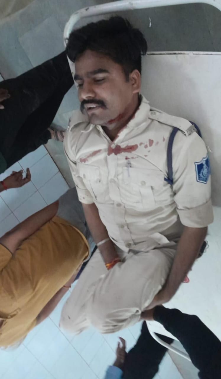 Khargone: Late night patrolling vehicle of police personnel was blown off, outpost in-charge died, two injured