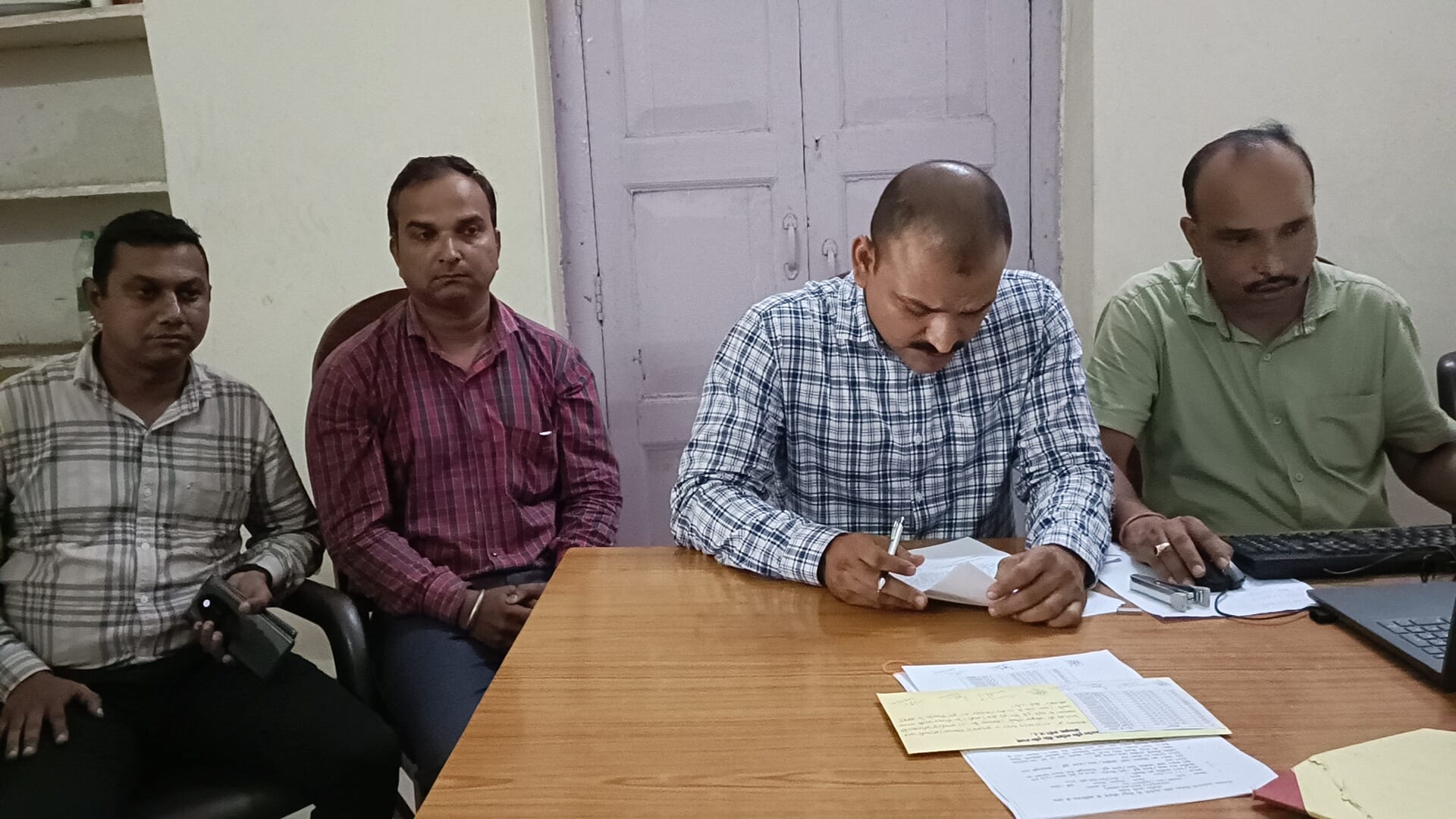 रिश्वत मांग रहे बाबू को लोकायुक्त पुलिस ने किया ट्रैप।