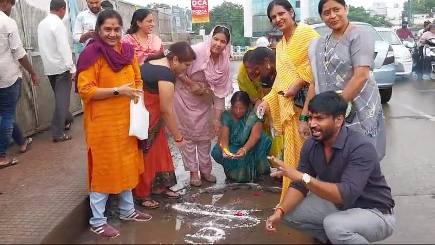 Khandwa: Congress protests against potholes on city roads, collector's car stopped
