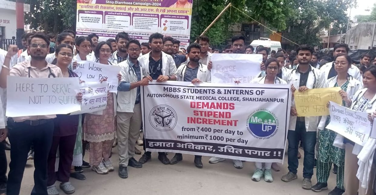 Trainee doctors protested against low honorarium