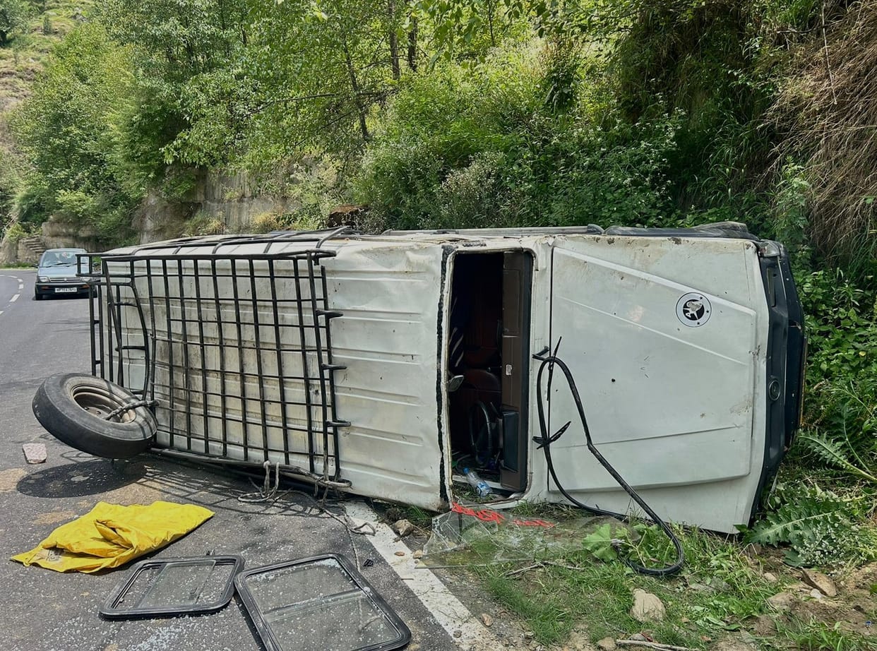 Overloaded vehicle, Shimla-Rohru road accident, 16 injured
