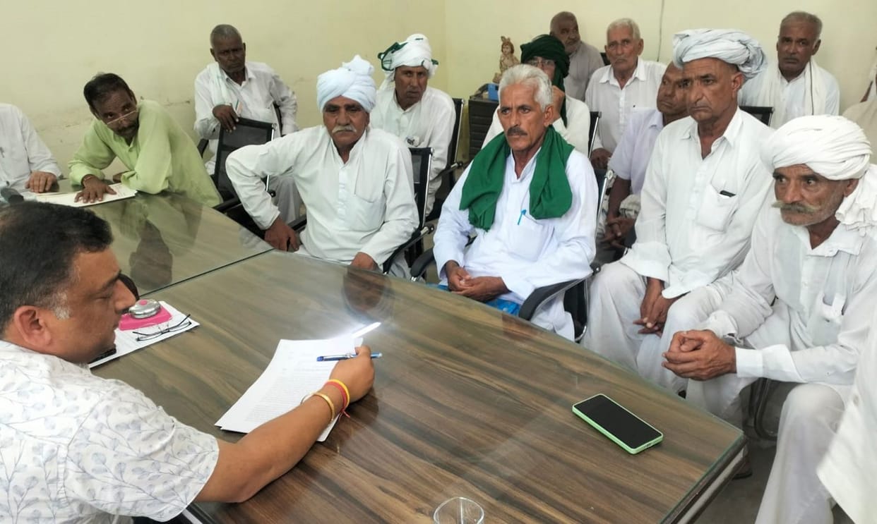 Kisan Morcha delegation met Tehsildar in compensation distribution rigging case
