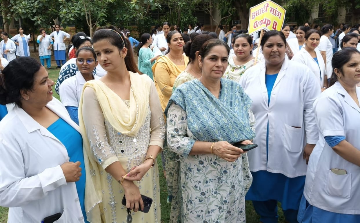 Patients upset due to symbolic nursing strike, services continued in ICU and emergency