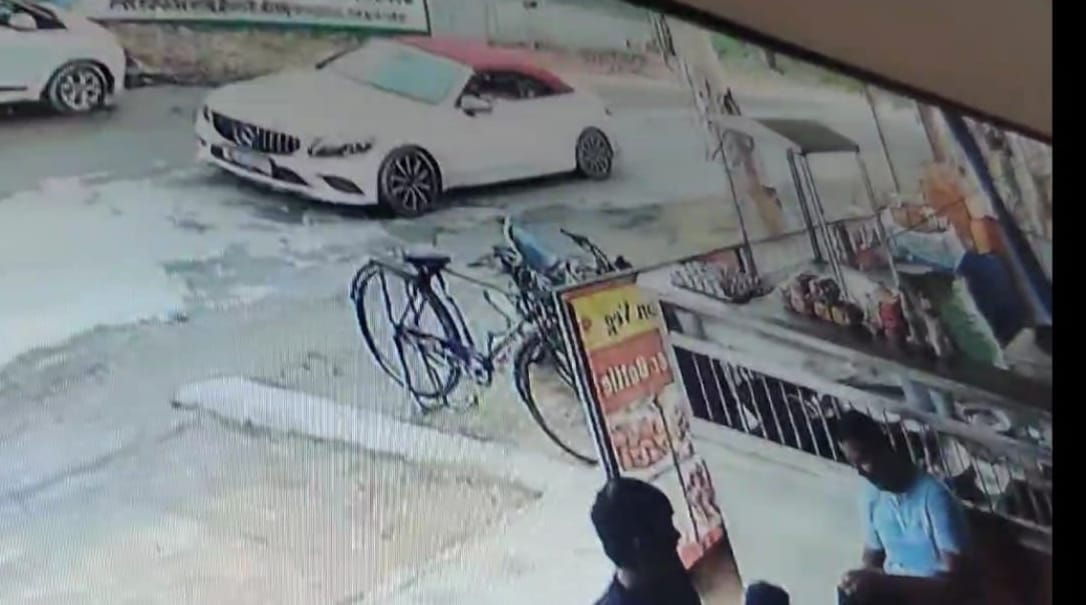 Family had gone to Rajasthan to celebrate son's birthday, jewelery worth nine lakhs stolen from behind