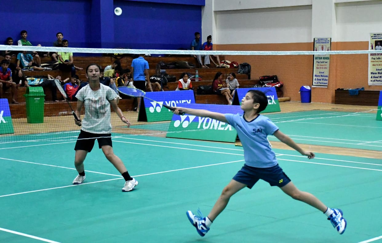 Gyan of Mandi and Shreya of Hamirpur became winners in badminton under-15 category.