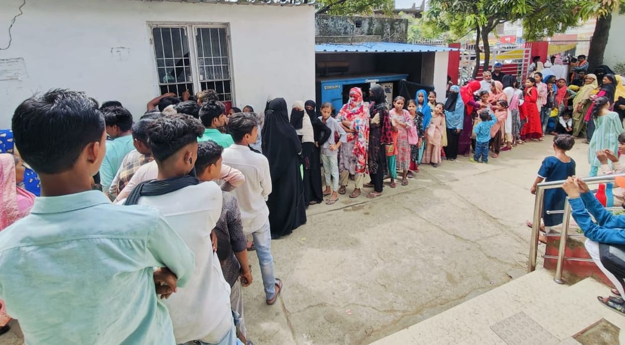 Long queue to get Aadhaar card made