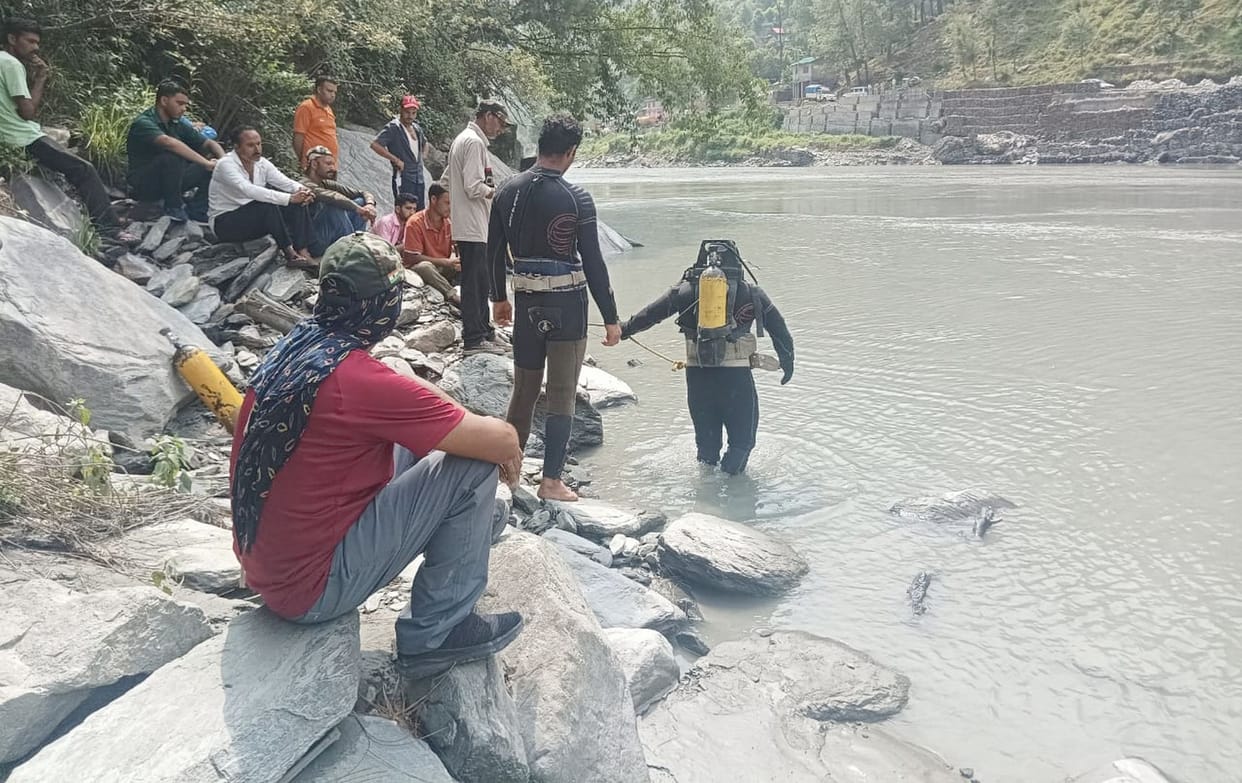 Divers could not find the person who fell in Chamera reservoir