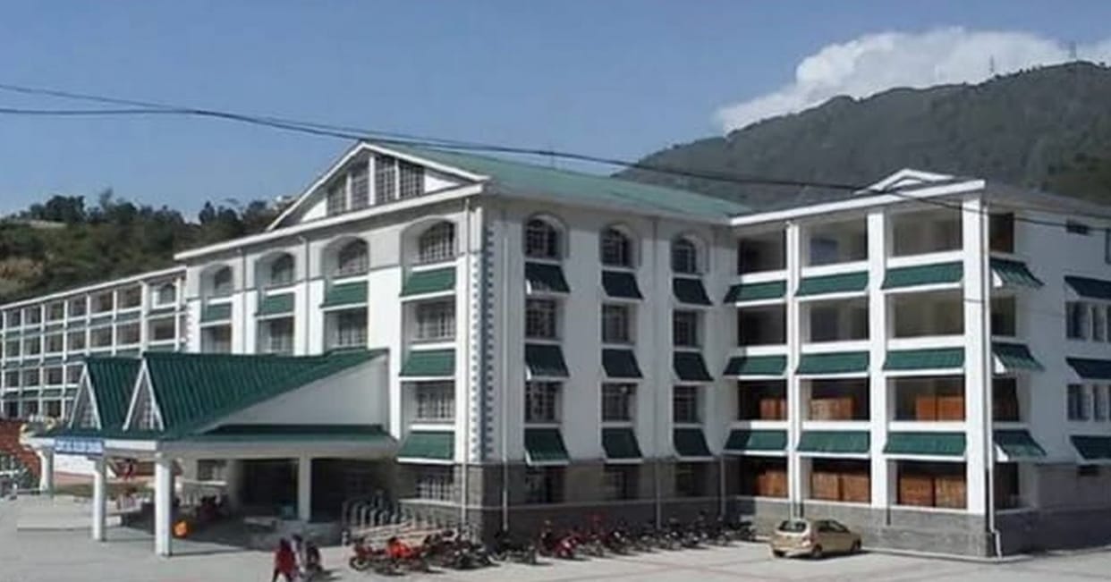 2484 students took admission in Chamba College.