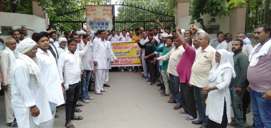Warned... If demands are not met, employees will gherao the Chief Minister's residence