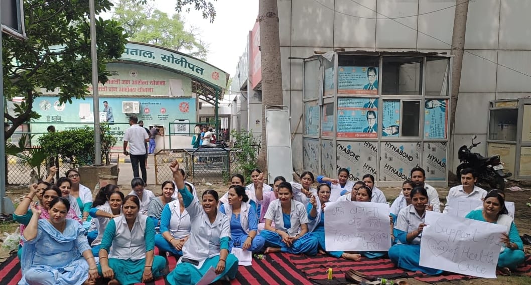 Nursing officers in government hospitals went on strike for two hours, seniors worked