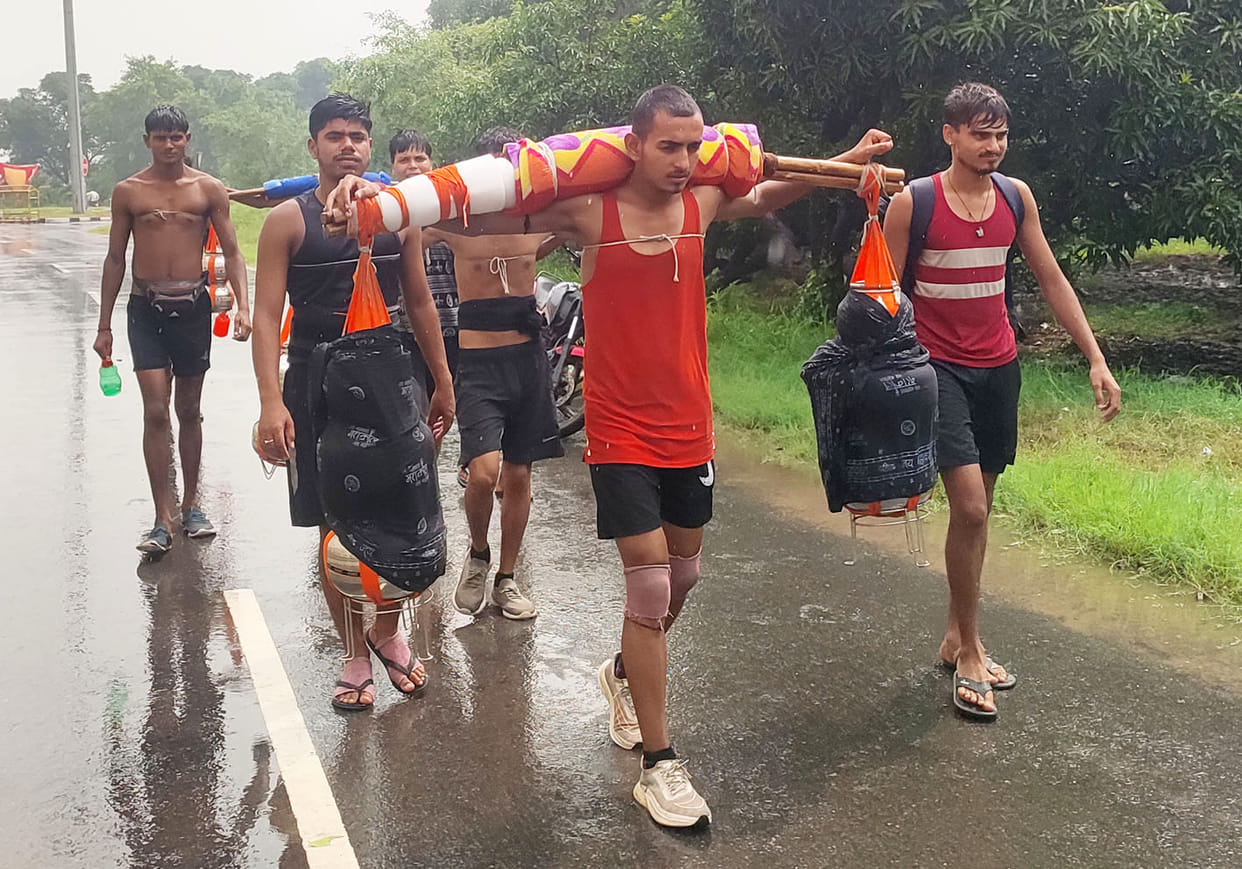 The city started resonating with Bol Bam, eight buses left for Haridwar
