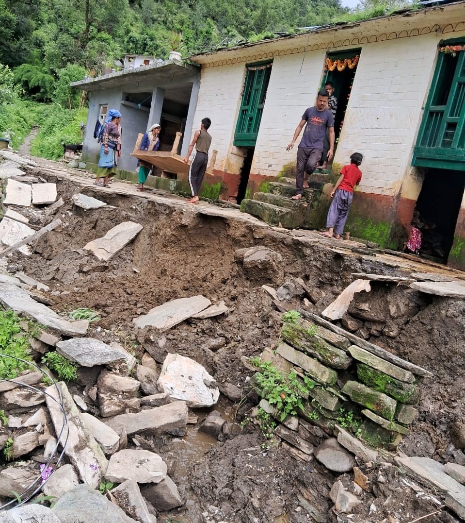 13 families of Hokra village are in danger due to ground cracking
