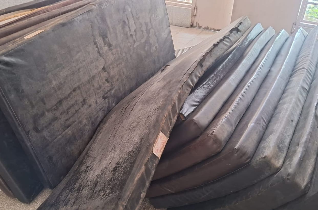 War against jaundice with the help of foul smelling mattresses and rusted beds