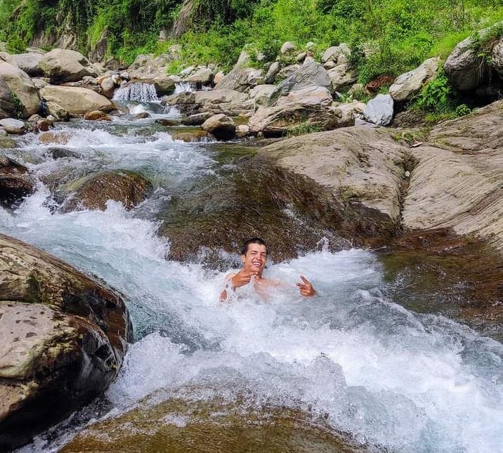 Ignoring warnings, migrants and tourists are reaching the raging ravine without any fear