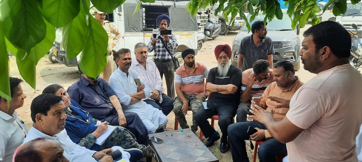 Congress Leaders Listening the Problems of Auto Drivers