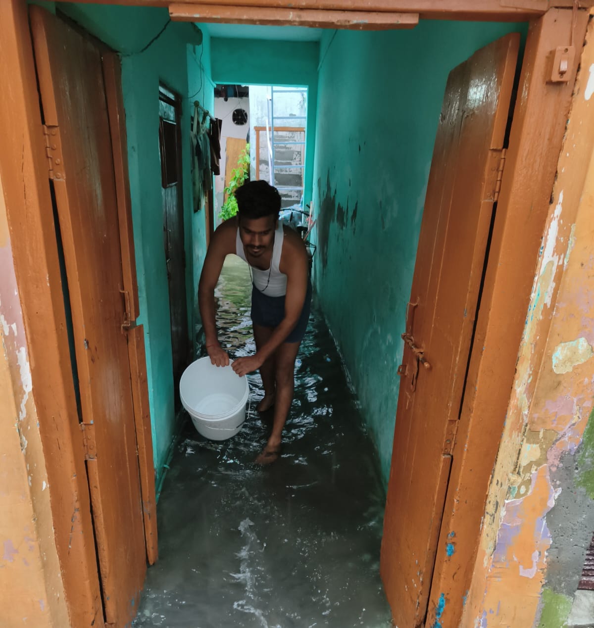 Water entered houses due to heavy rain, people took it out with buckets