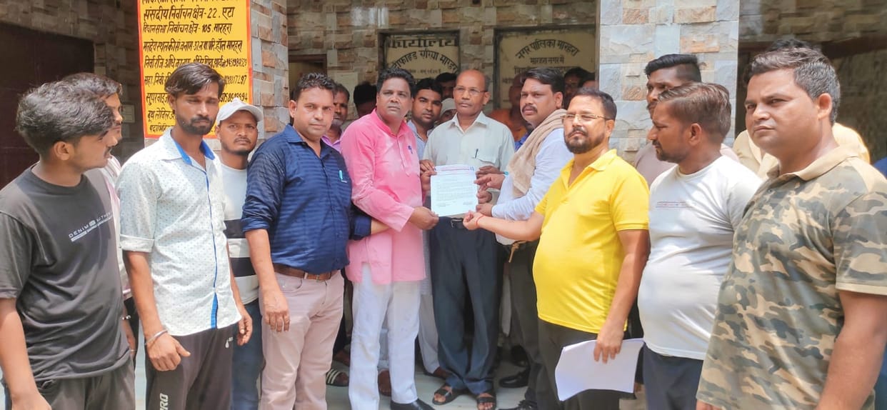 Sanitation workers protested in Marhara and submitted a memorandum