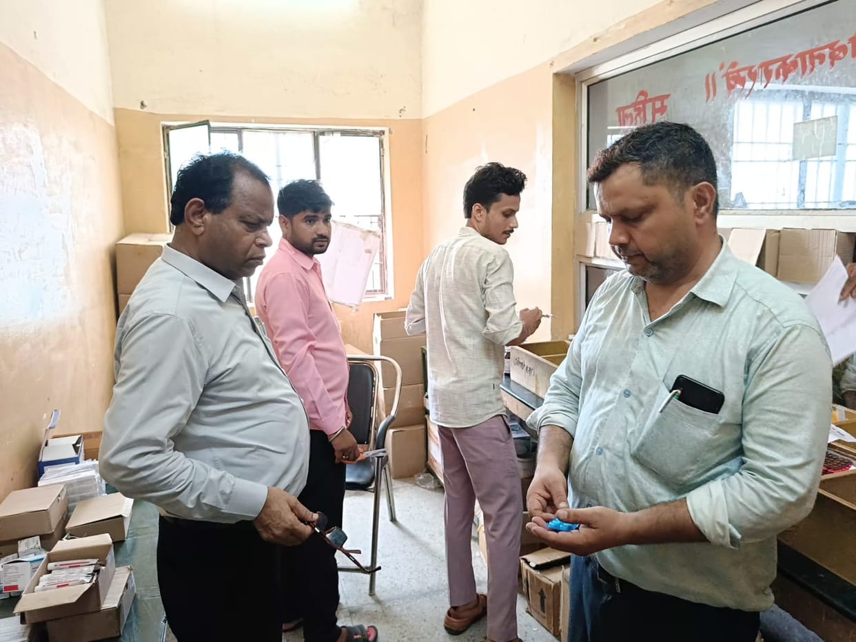 Medicines found in disarray...Instructions to pharmacists to remain in name plate and uniform