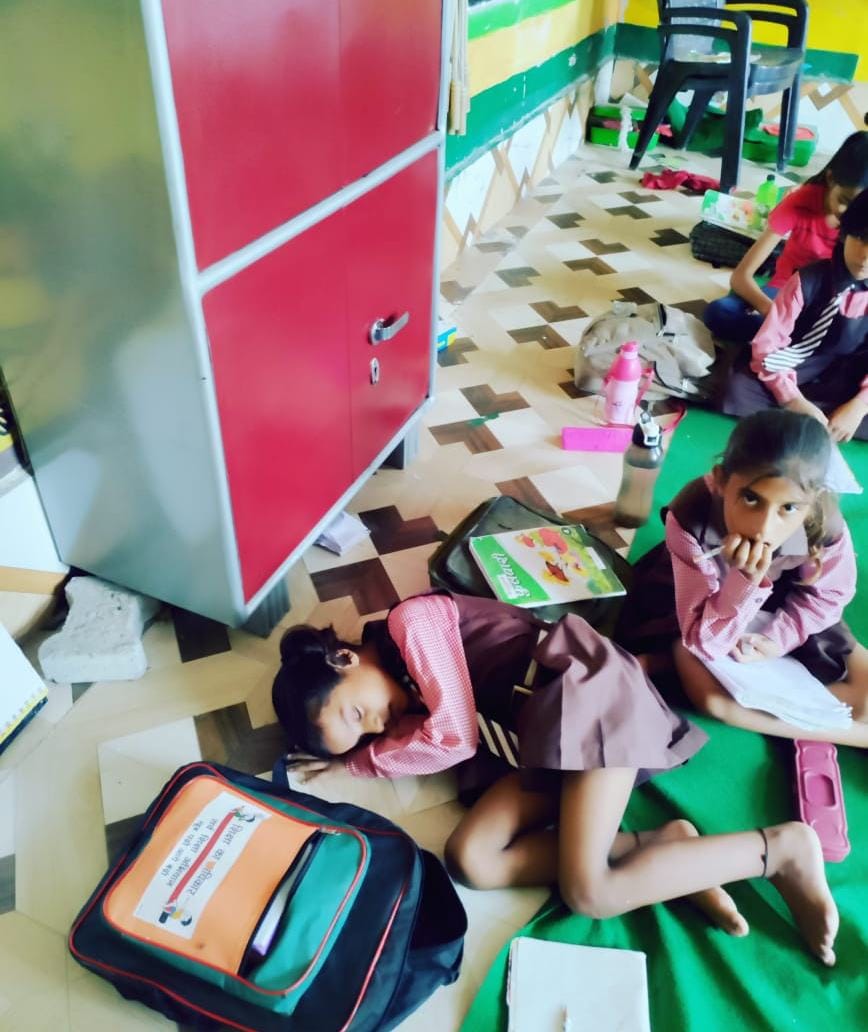 The electricity in the school has been bad for a month, the students fainted due to the humidity in the scorching heat, so the headmistress did this