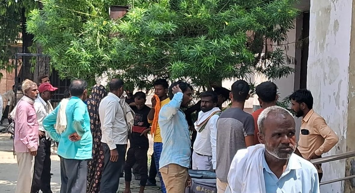 Auto-riding laborer dies, five injured in collision with pickup