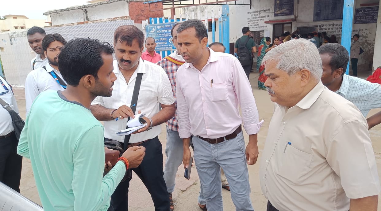 Policemen and home guards were traveling without tickets, fine collected