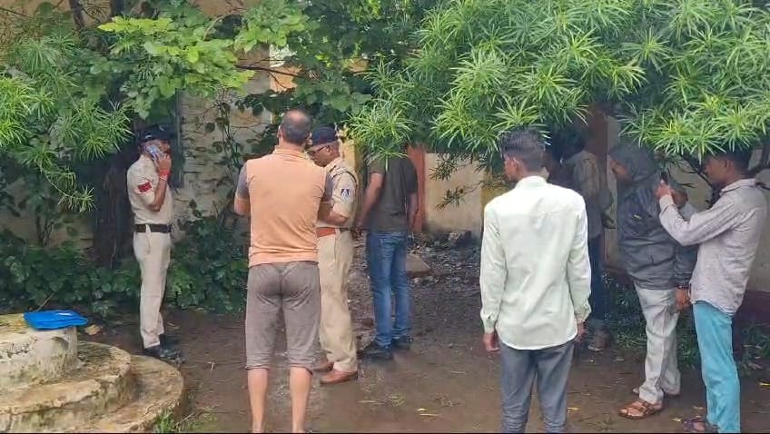 स्कूल परिसर में मिला महिला का शव