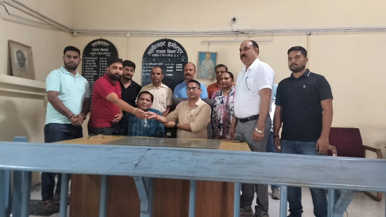 Joint Patwari and Kanungo Federation handed over keys to Tehsildar and SDM