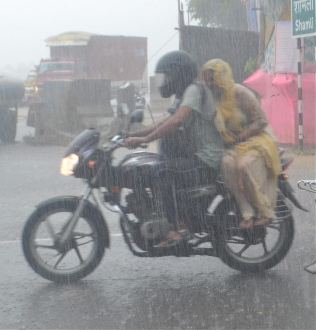 Rain in the morning gave relief from the heat, sunshine increased the problem in the afternoon.