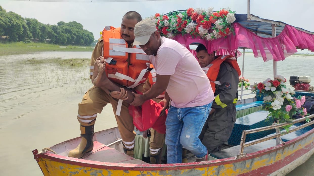 Rehearsal of flood rescue operations under the supervision of army personnel